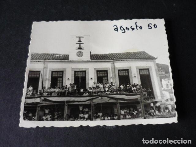Fotografia antiga: MIRAFLORES DE LA SIERRA MADRID AGOSTO 1950 CORRIDA DE TOROS DIA FESTIVO ANTIGUA FOTOGRAFIA 6 X 8 CM