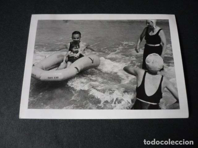 Fotografia antica: ZARAUZ EN LA PLAYA ANTIGUA FOTOGRAFIA 7,5 X 10,5 CM