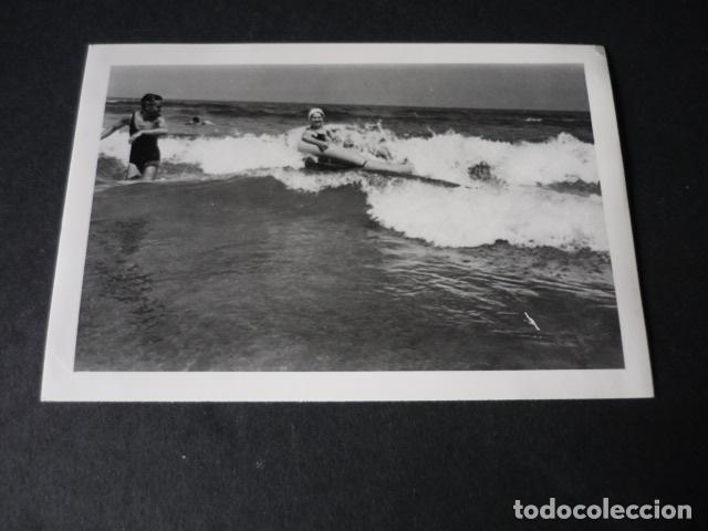 Fotografia antica: ZARAUZ EN LA PLAYA ANTIGUA FOTOGRAFIA 7,5 X 10,5 CM