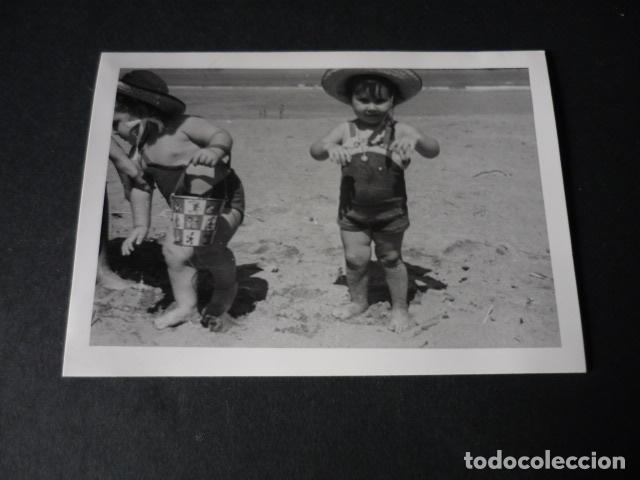 Fotografia antiga: ZARAUZ EN LA PLAYA ANTIGUA FOTOGRAFIA 7,5 X 10,5 CM