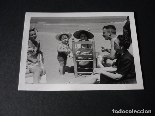 Alte Fotografie: ZARAUZ EN LA PLAYA ANTIGUA FOTOGRAFIA 7,5 X 10,5 CM