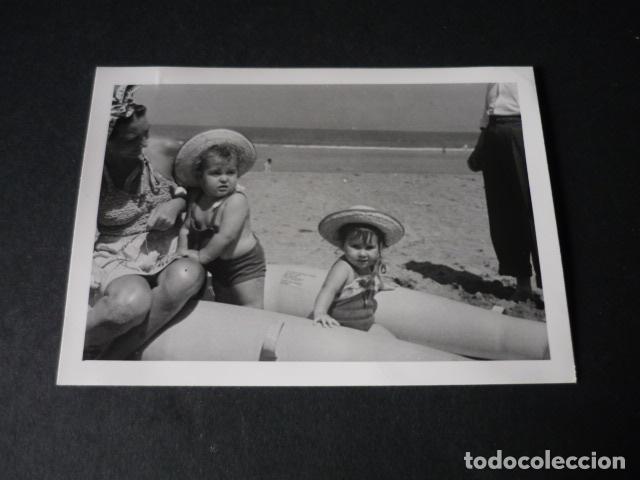 Fotografia antiga: ZARAUZ EN LA PLAYA ANTIGUA FOTOGRAFIA 7,5 X 10,5 CM