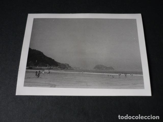Fotografia antica: ZARAUZ GUIPUZCOA EN LA PLAYA ANTIGUA FOTOGRAFIA 7,5 X 10,5 CM