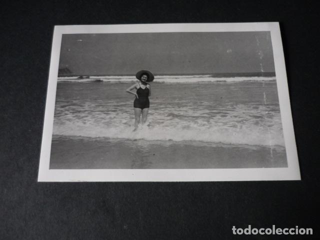 Fotograf&iacute;a antigua: ZARAUZ GUIPUZCOA EN LA PLAYA ANTIGUA FOTOGRAFIA 7,5 X 10,5 CM