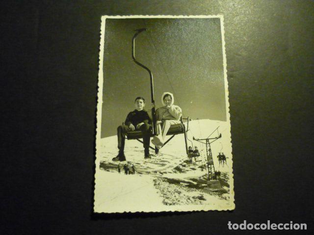 Fotograf&iacute;a antigua: PUERTO DE NAVACERRADA MADRID NI&Ntilde;OS EN TELESILLA ESTACION ESQUI ANTIGUA FOTOGRAFIA ANGEL FOT. 8 X 13