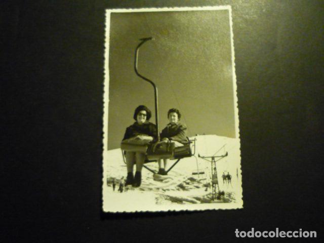 Fotograf&iacute;a antigua: PUERTO DE NAVACERRADA MADRID MUJERES TELESILLA ESTACION ESQUI ANTIGUA FOTOGRAFIA ANGEL FOT. 8 X 13