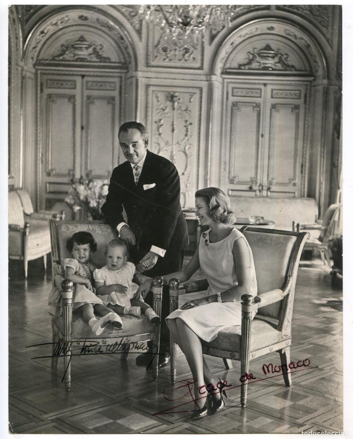 Fotograf&iacute;a antigua: Fotograf&iacute;a oficial de pr&iacute;ncipes de M&oacute;naco Rainiero, Grace de Monaco, Carolina y Alberto, aut&oacute;grafos