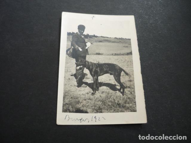 Alte Fotografie: BURGOS CAZADOR CON PERRO ANTIGUA FOTOGRAFIA 1922 6 X 9 CM