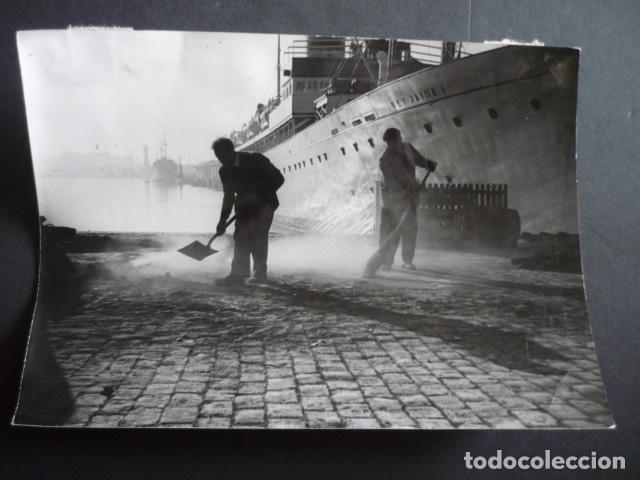 Alte Fotografie: BARCELONA EL PUERTO ESCENA MATUTINA ANTIGUA FOTOGRAFIA 13 X 18 CM