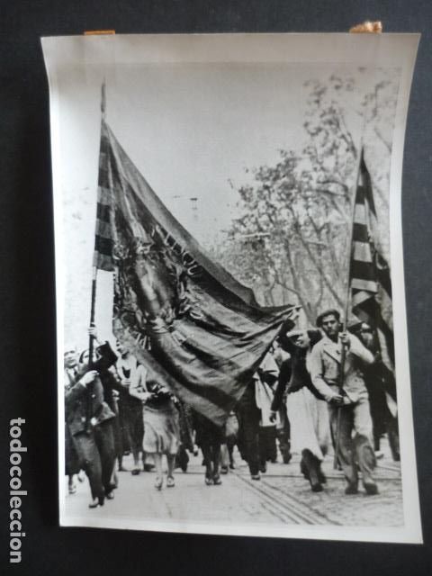 Alte Fotografie: BARCELONA DESFILE BANDERAS GEURRA CIVIL ANTIGUA FOTOGRAFIA 18 X 12 CM