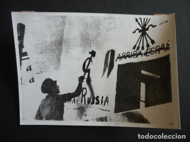 Fotografia antiga: TERUEL PINTANDO HOZ Y MARTILLO MILICIANO GUERRA CIVIL ANTIGUA FOTOGRAFIA 18 X 12 CM