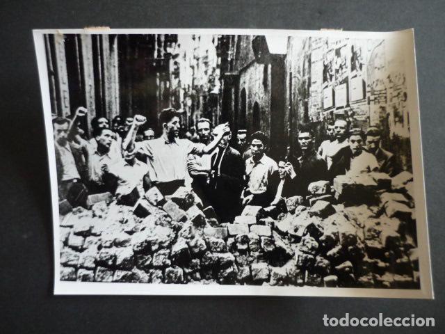Photographie ancienne: BARCELONA BARRICADAS EN CALLE GUERRA CIVIL ANTIGUA FOTOGRAFIA 18 X 12 CM