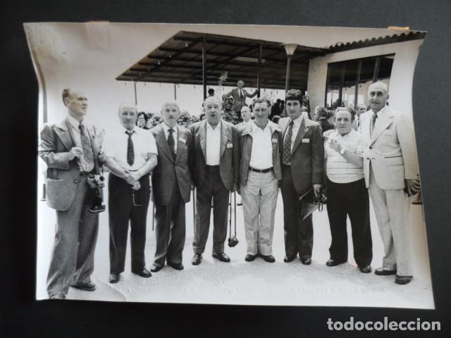 Fotografia antica: SAN BAUDILIO DE LLOBREGAT BARCELONA PILOTOS REPUBLICANOS REUNION 1976 ANTIGUA FOTOGRAFIA 18 X 24 CM
