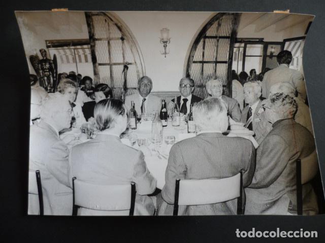 Alte Fotografie: SAN BAUDILIO DE LLOBREGAT BARCELONA PILOTOS REPUBLICANOS REUNION 1976 ANTIGUA FOTOGRAFIA 18 X 24 CM