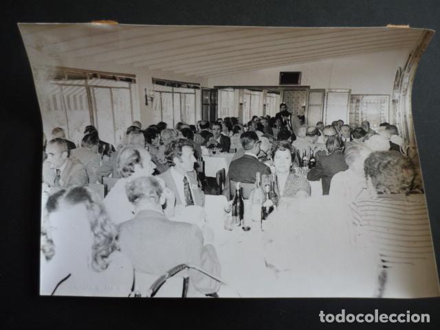 Fotografia antica: SAN BAUDILIO DE LLOBREGAT BARCELONA PILOTOS REPUBLICANOS REUNION 1976 ANTIGUA FOTOGRAFIA 18 X 24 CM