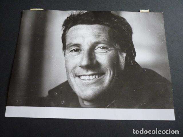 Fotografia antica: WALTER BONATTI ALPINISTA ITALIANO ANTIGUA FOTOGRAFIA 24 X 18 CM