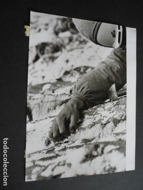 Fotografia antica: WALTER BONATTI ALPINISTA ITALIANO ANTIGUA FOTOGRAFIA 24 X 18 CM