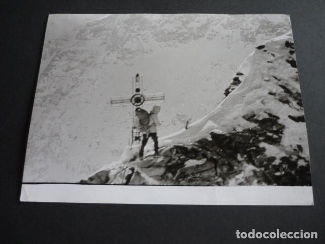 Fotograf&iacute;a antigua: WALTER BONATTI ALPINISTA ITALIANO ANTIGUA FOTOGRAFIA 24 X 18 CM