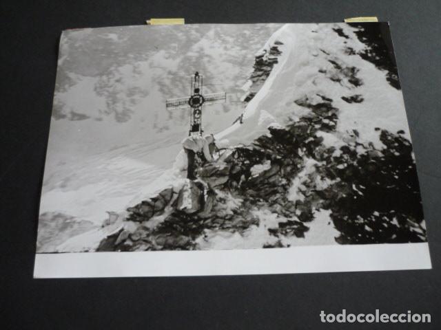 Fotografia antica: WALTER BONATTI ALPINISTA ITALIANO ANTIGUA FOTOGRAFIA 24 X 18 CM