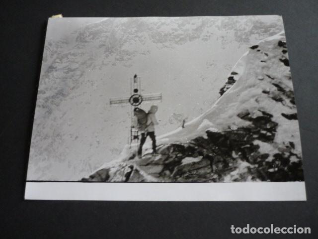 Fotograf&iacute;a antigua: WALTER BONATTI ALPINISTA ITALIANO ANTIGUA FOTOGRAFIA 24 X 18 CM