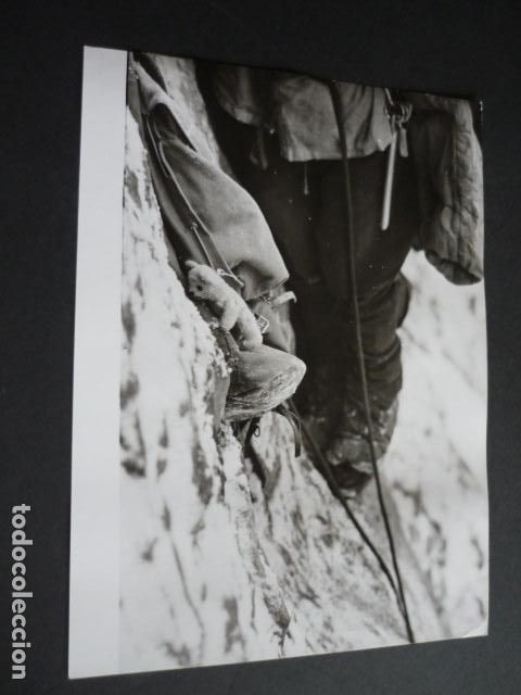 Fotografia antica: WALTER BONATTI ALPINISTA ITALIANO ANTIGUA FOTOGRAFIA 24 X 18 CM