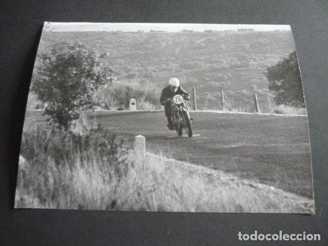 Antique Photography: GALAPAGAR MADRID SUBIDA MOTOCICLISMO 1965 ANTIGUA FOTOGRAFIA 24 X 18 CM