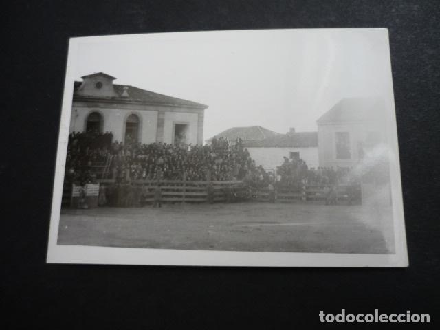 Fotografia antiga: MADRID LOCALIDAD A IDENTIFICAR DIA FESTIVO ANTIGUA FOTOGRAFIA 7,5 X 10,5 CM