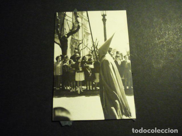 Fotograf&iacute;a antigua: SALAMANCA SEMANA SANTA PROCESION DETALLE ANTIGUA FOTOGRAFIA 6 X 9 CM
