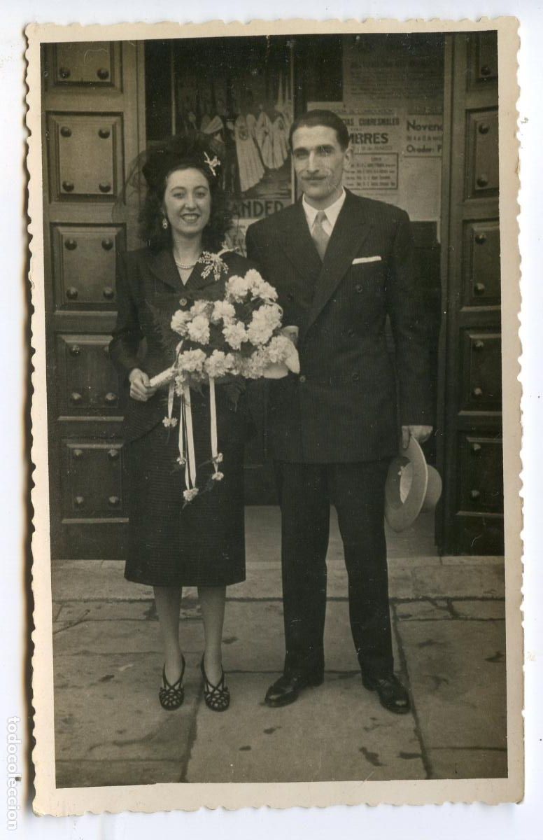 Fotografia antiga: Novios al salir de iglesia a identificar. Santander. Cartel Semana Santa Foto Hermanos Vallina 1948