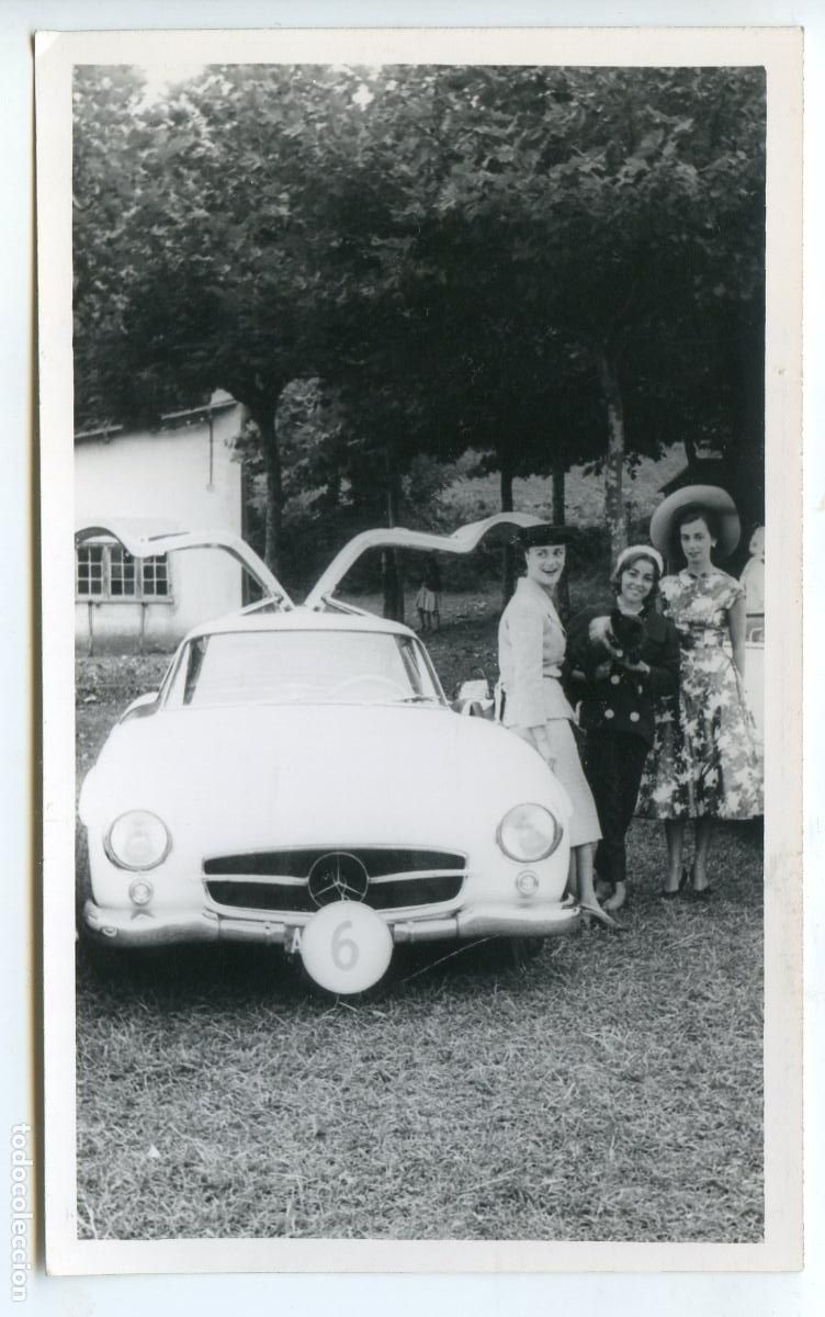 Fotograf&iacute;a antigua: Mercedes 300 SL Alas de gaviota en San Sebasti&aacute;n circa 1960 en exhibici&oacute;n. Foto Marin