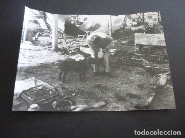 Fotografia antiga: ALFAQUES SAN CARLOS DE LA RAPITA TARRAGONA EXPLOSION CAMPING TRAGEDIA ANTIGUA FOTOGRAFIA 13 X 18 CM