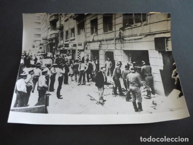 Antique Photography: BARCELONA EXPLOSION EN LA CALLE ARTESA DE SEGRE ANTIGUA FOTOGRAFIA 24 X 18 CM