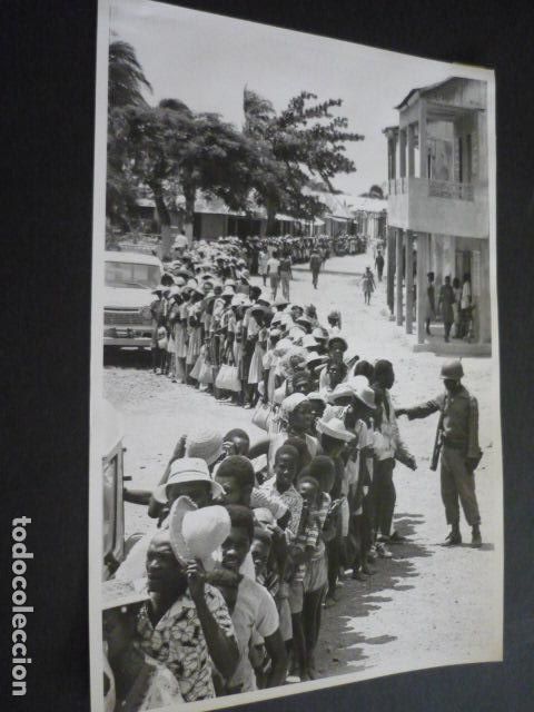 Antique Photography: HAITI COLAS PARA RECIBIR COMIDA ANTIGUA FOTOGRAFIA 30 X 20 CM