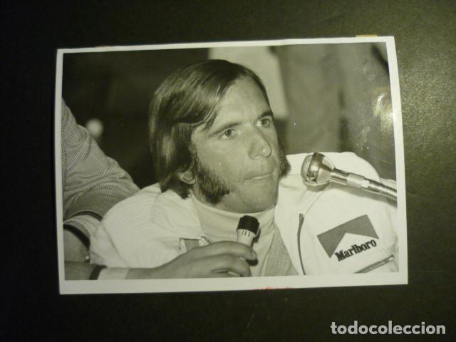 Alte Fotografie: EMERSON FITTIPALDI CORREDOR AUTOMOVILISMO ANTIGUA FOTOGRAFIA 18 X 13 CM