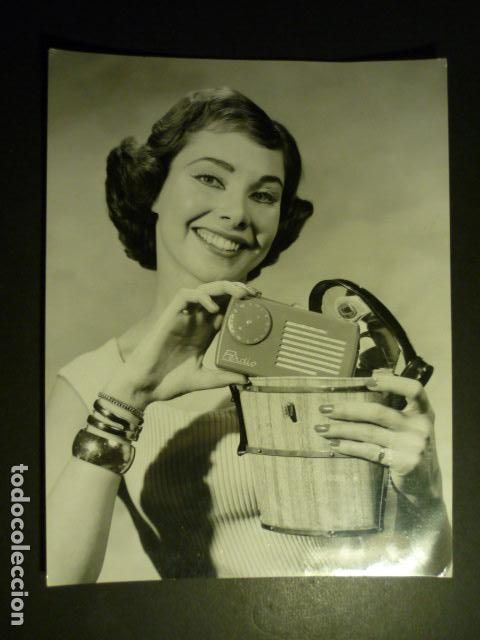 Fotograf&iacute;a antigua: CHICA CON TRANSISTOR RADIO ANTIGUA FOTOGRAFIA 18 X 24 CM