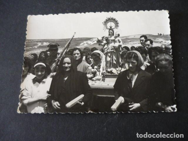 Alte Fotografie: SORIA LOCALIDAD A IDENTIFICAR PROCESION CON VIRGEN ANTIGUA FOTOGRAFIA 9,5 X 7 CM
