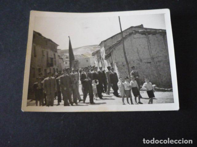 Fotograf&iacute;a antigua: SORIA LOCALIDAD A IDENTIFICAR PROCESION ANTIGUA FOTOGRAFIA 9,5 X 7 CM