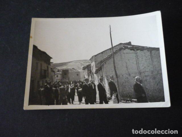 Fotograf&iacute;a antigua: SORIA LOCALIDAD A IDENTIFICAR PROCESION ANTIGUA FOTOGRAFIA 9,5 X 7 CM