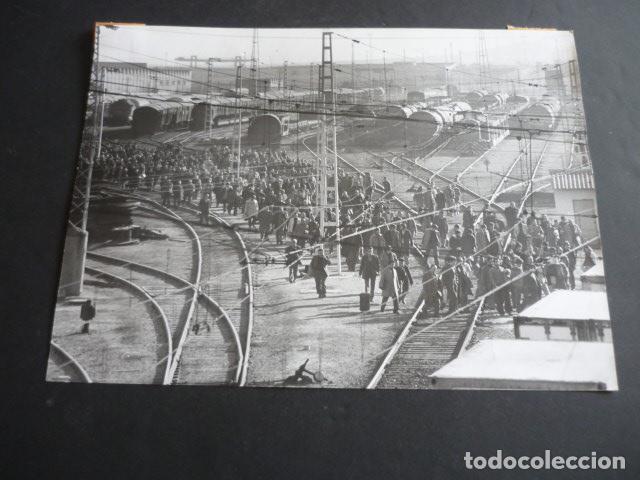 Fotografia antiga: MADRID HUELGA DE METRO COCHERAS VILLAVERDE ANTIGUA FOTOGRAFIA 18 X 24 CM