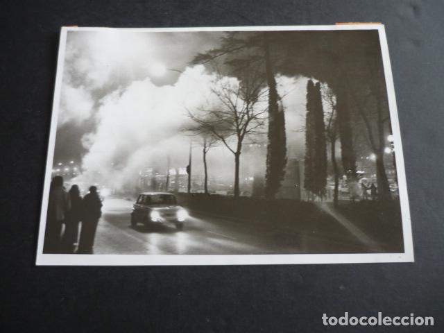 Fotografia antiga: MADRID BOMBAS DE HUMO MANIFESTACION ANTIGUA FOTOGRAFIA 18 X 13 CM