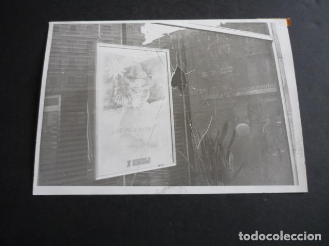 Fotografia antiga: MADRID CRISTALES ROTOS BANCO BANESTO ANTIGUA FOTOGRAFIA 18 X 13 CM