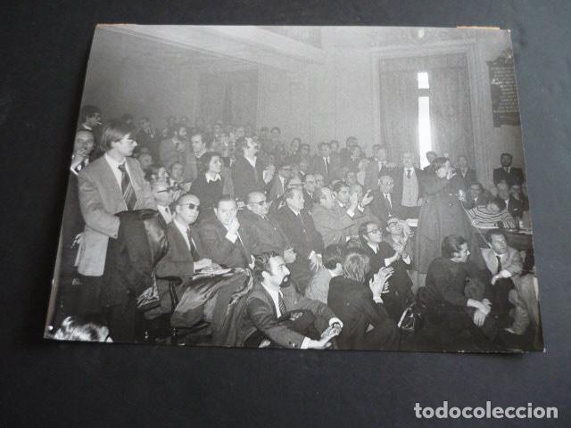 Fotograf&iacute;a antigua: MADRID JUNTO EN EL COLEGIO DE ABOGADOS CRISTINA ALMEIDA 1976 ANTIGUA FOTOGRAFIA 18 X 24 CM