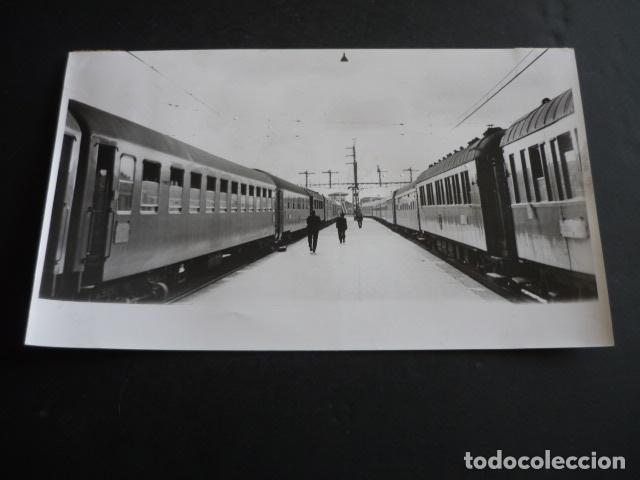 Fotograf&iacute;a antigua: MADRID HUELGA DE RENFE 1976 ANTIGUA FOTOGRAFIA 14 X 24 CM