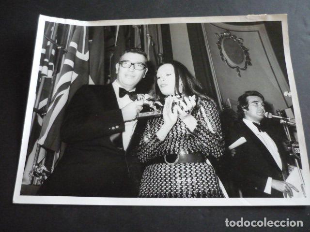 Fotografia antiga: JOSE LUIS PECKER LOCUTOR RADIO CON MASSIEL ANTIGUA FOTOGRAFIA 18 X 24 CM