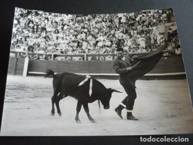 Fotograf&iacute;a antigua: JOSE LUIS PECKER LOCUTOR DE RADIO BECERRADA EN MADRID ANTIGUA FOTOGRAFIA 18 X 24 CM