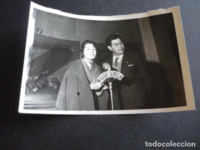 Alte Fotografie: JOSE LUIS PECKER LOCUTOR DE RADIO EN RADIO SEVILLA ANTIGUA FOTOGRAFIA 18 X 13 CM