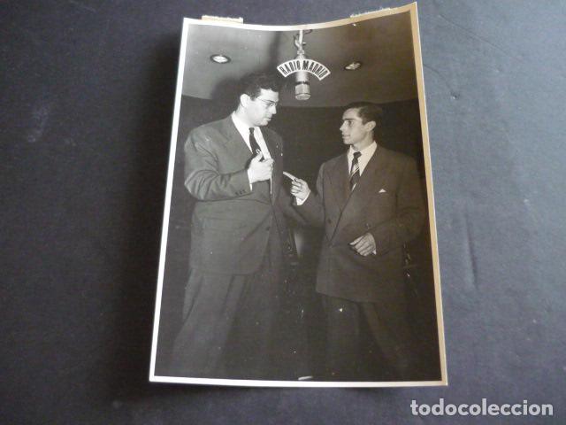 Fotografia antiga: JOSE LUIS PECKER LOCUTOR RADIO RADIO MADRID ANTIGUA FOTOGRAFIA 18 X 13 CM