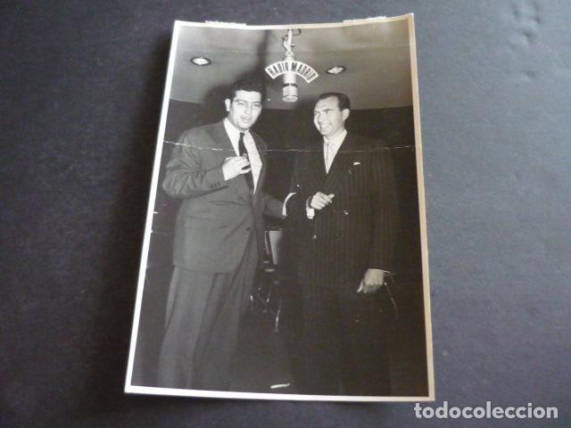 Fotografia antica: JOSE LUIS PECKER LOCUTOR RADIO RADIO MADRID ANTIGUA FOTOGRAFIA 18 X 13 CM