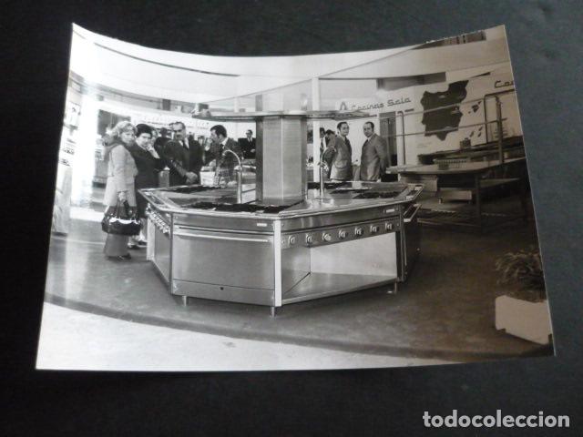 Fotografia antica: BARCELONA SALON NACIONAL DEL HOGAR HOGARHOTEL ANTIGUA FOTOGRAFIA 18 X 12 CM