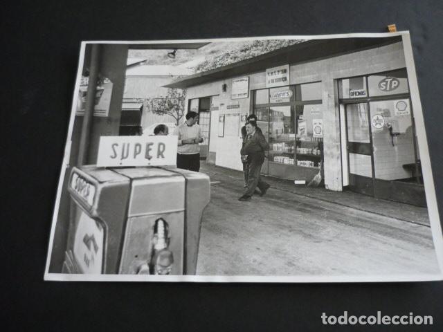 Fotografia antica: NEGURI BILBAO ATRACO A UNA GASOLINERA ANTIGUA FOTOGRAFIA 18 X 24 CM